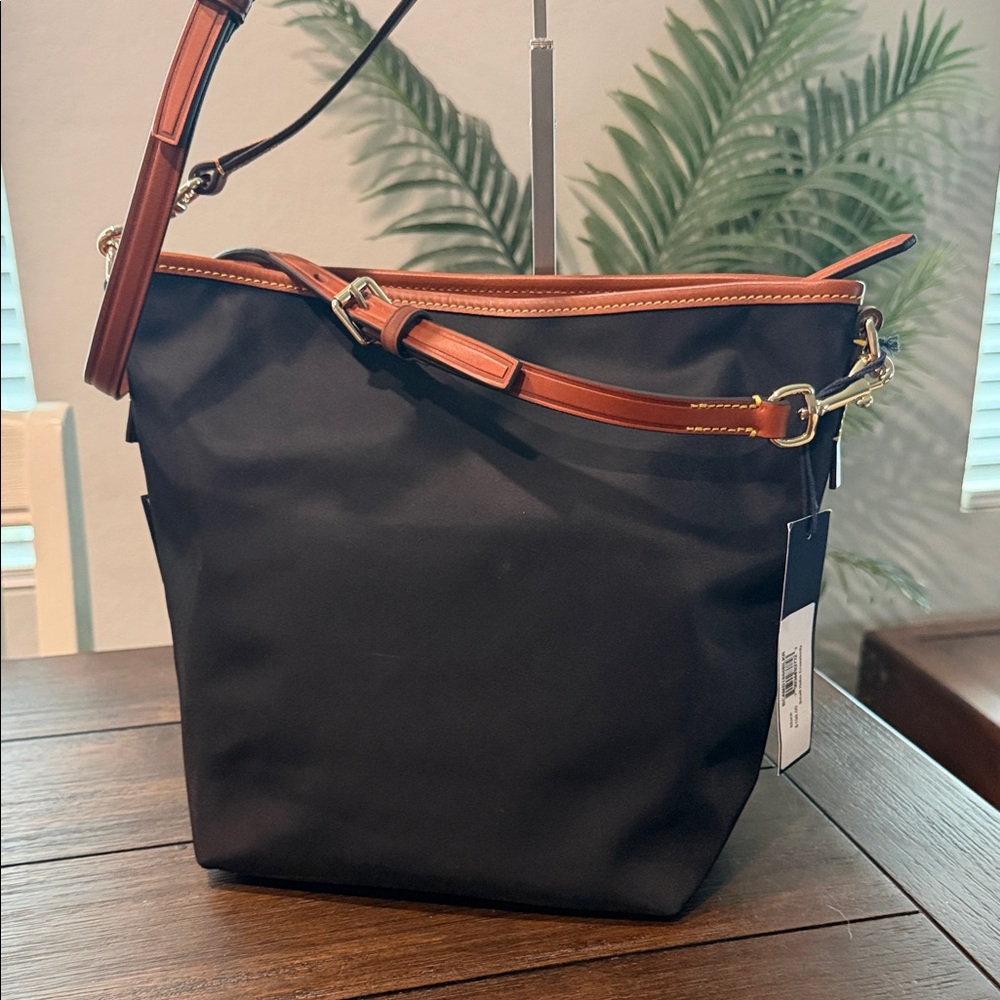 Dooney & Bourke NWT Black and Tan Nylon Shoulder / Crossbody Bag - Picture 2 of 9